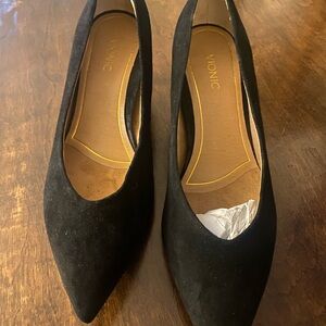 Vionic: Kit Josie (Black Suede) Kitten Heel